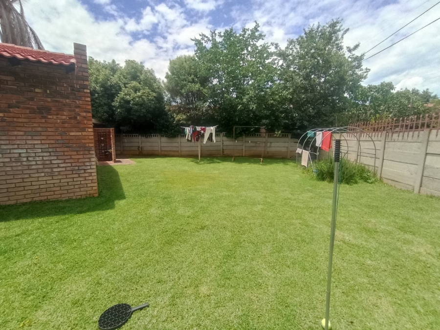 To Let 3 Bedroom Property for Rent in Kannoniers Park North West